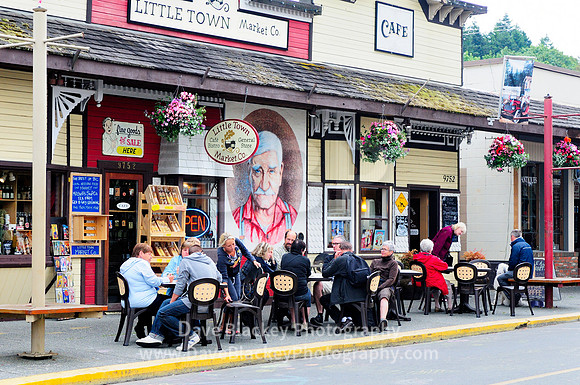 Chemainus, outdoor patio, Billy Thomas mural, street, people