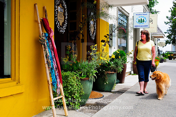 Langley, Whidbey Island, Washington State, town, woman shopping, Golden Retriever