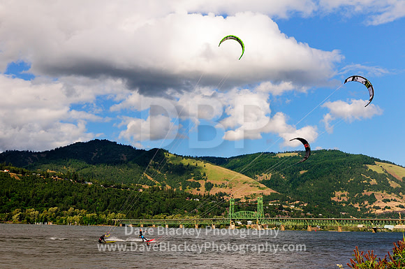 Parasailing, Columbia River, Hood River Bridge, Parasailers, Hood River, Oregon
